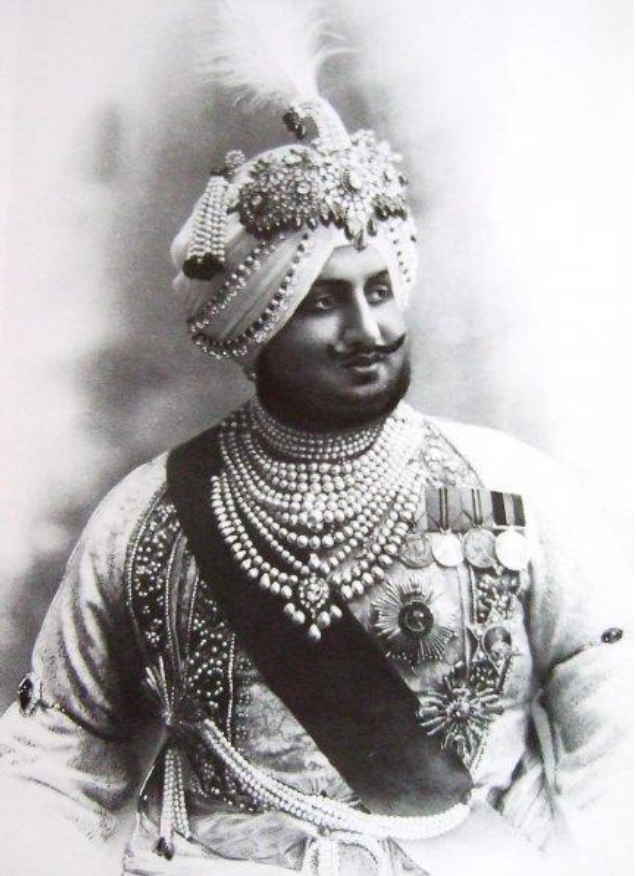مهاراجه بهیوپندر سینگ از پاتیالا (Maharaja Bhupendra Singh of Patiala)، ۱۹۱۱، با آگرت یا سرپیچ کارتیه و گردنبند چهارده رشته مروارید